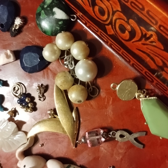 Very large vintage crafting lot of jewelry - Picture 10 of 12